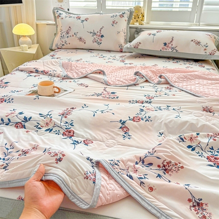 91家纺网 家纺一手货源 找家纺 雯豆2025夏季新品冰丝碳光凉席+凉感丝印花夏被四件套卡通小清新绑带席子四件套 冰丝夏被四件套-闻香玫瑰色