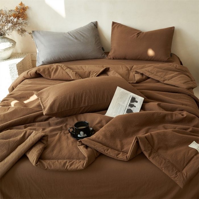 91家纺网 家纺一手货源 找家纺 金鹰 2025新款A类纯棉水洗棉三层流年提花大豆夏被四件套 流年-咖