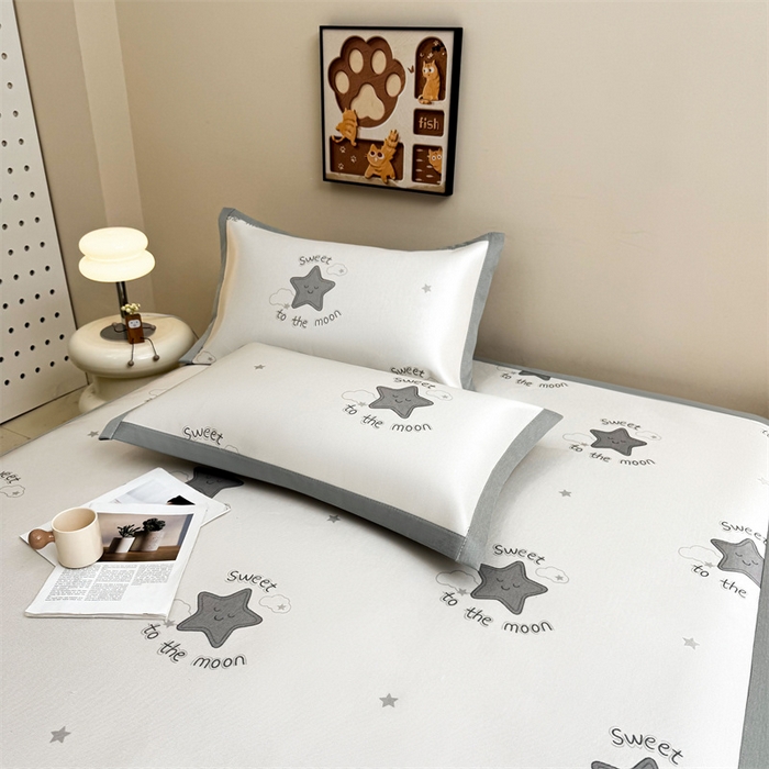 91家纺网 家纺一手货源 找家纺 雯豆2025夏季新品冰藤印花凉席三件套平铺绑带款冰丝凉席三件套 冰藤席-绑带款-简约星辰