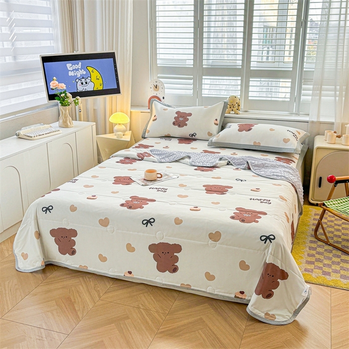 91家纺网 家纺一手货源 找家纺 （总）雯豆2025夏季新品冰丝碳光凉席+凉感丝印花夏被四件套卡通小清新绑带席子四件套