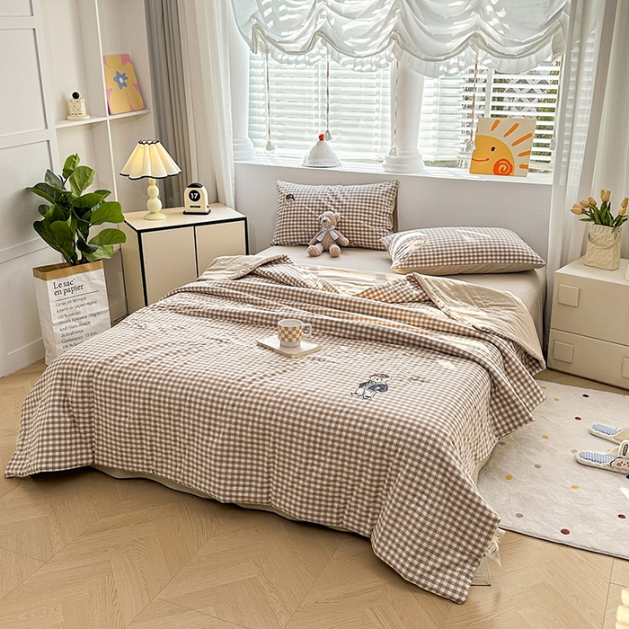 91家纺网 家纺一手货源 找家纺 大境 2025新款专版纯棉色织水洗棉刺绣全棉夏被四件套 篮球小熊-格子咖
