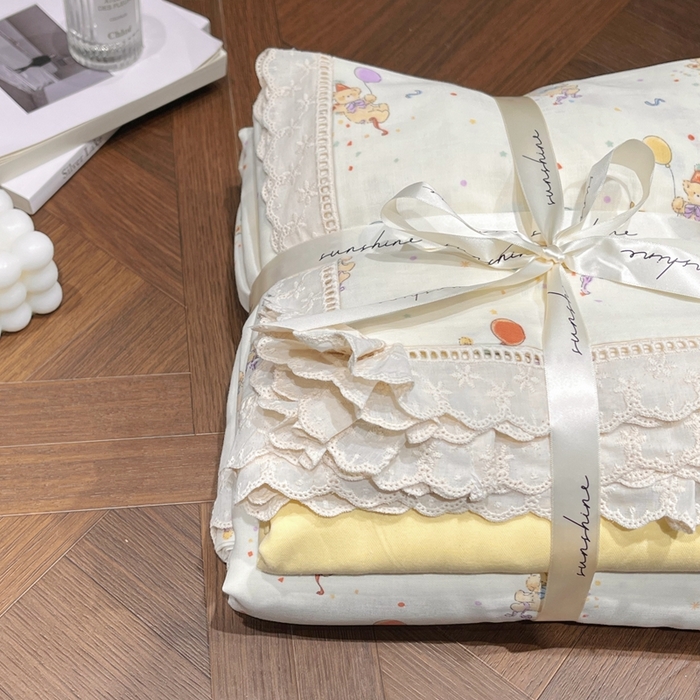 91家纺网 家纺一手货源 找家纺 荣轩家居 2025新款全棉双层纱镂空花边工艺款四件套奶芙小熊