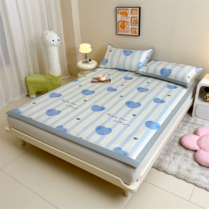 91家纺网 家纺一手货源 找家纺 雯豆2025夏季新品冰藤印花凉席三件套平铺绑带款冰丝凉席三件套 冰藤席-绑带款-心心相印