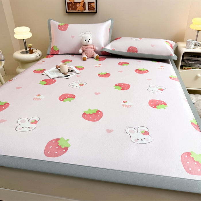 91家纺网 家纺一手货源 找家纺 雯豆2025夏季新品冰藤印花凉席三件套平铺绑带款冰丝凉席三件套 冰藤席-绑带款-草莓兔