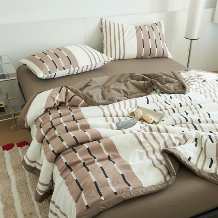 91家纺网 家纺一手货源 找家纺 金鹰 2025新款A类纯棉水洗棉三层条纹提花大豆夏被四件套 条纹-浅驼