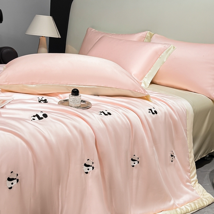 91家纺网 家纺一手货源 找家纺 如一 2024新款满绣系列水洗冰丝夏被四件套熊猫-粉米