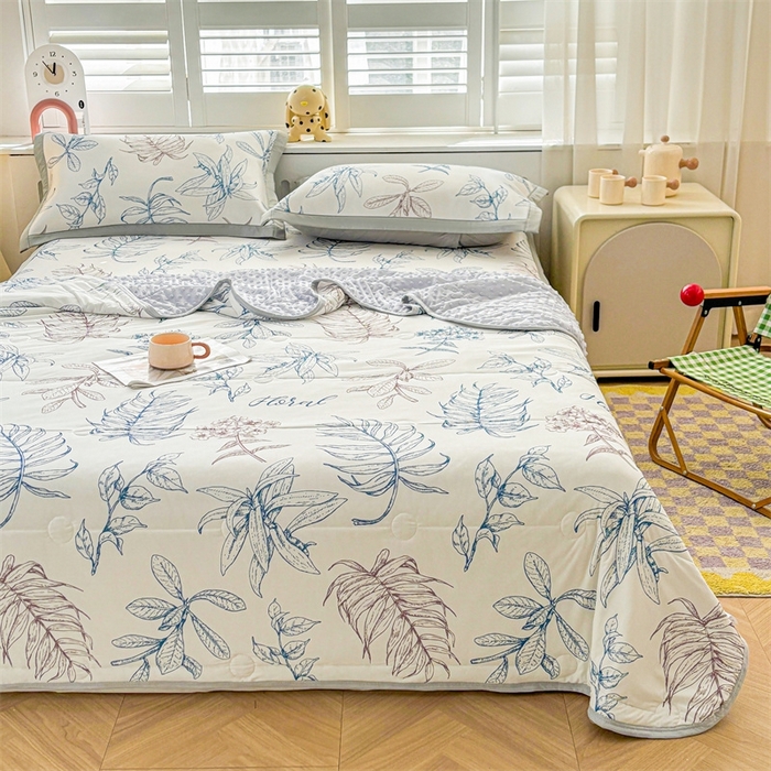 91家纺网 家纺一手货源 找家纺 雯豆2025夏季新品冰丝碳光凉席+凉感丝印花夏被四件套卡通小清新绑带席子四件套 冰丝夏被四件套-迷失