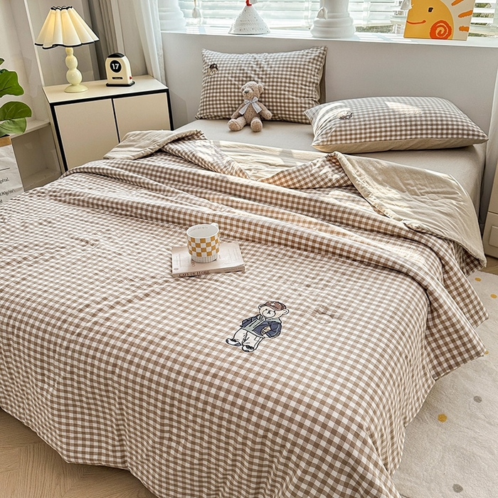 91家纺网 家纺一手货源 找家纺 大境2025新款专版纯棉色织水洗棉刺绣全棉夏被四件套夏凉被 篮球小熊-格子咖