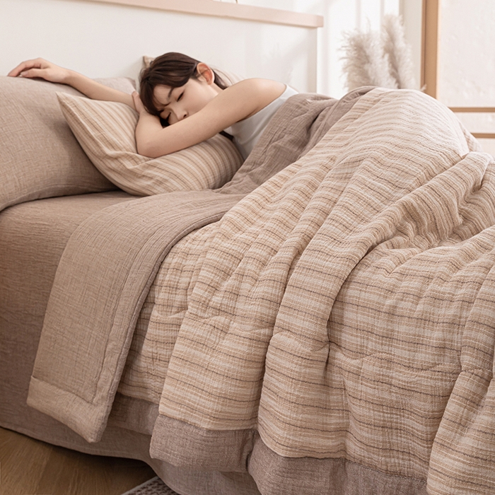 91家纺网 家纺一手货源 找家纺 吾诺 2025 全棉色织泡泡棉双层纱夏被大豆夏被全棉夏被四件套被子被芯 浅咖条