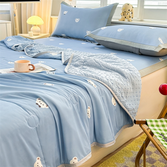 91家纺网 家纺一手货源 找家纺 雯豆2025夏季新品冰丝碳光凉席+凉感丝印花夏被四件套卡通小清新绑带席子四件套 冰丝夏被四件套-可爱点点