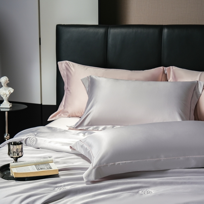 91家纺网 家纺一手货源 找家纺 丽卡家纺 2025新款凉爽鸭天丝夏被四件套 卡其+浅灰