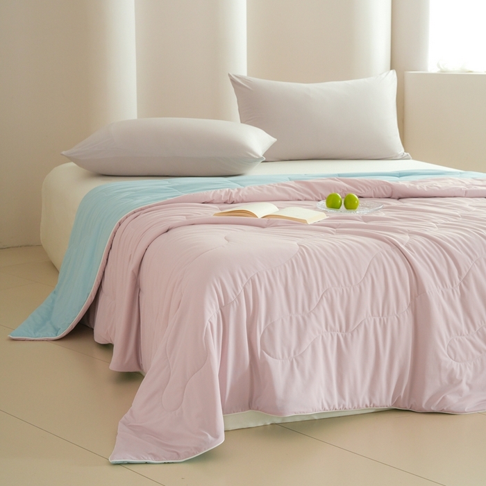 91家纺网 家纺一手货源 找家纺 丽卡家纺2025新款好爽鸭锦氨凉感夏被子被芯 浅粉+水蓝