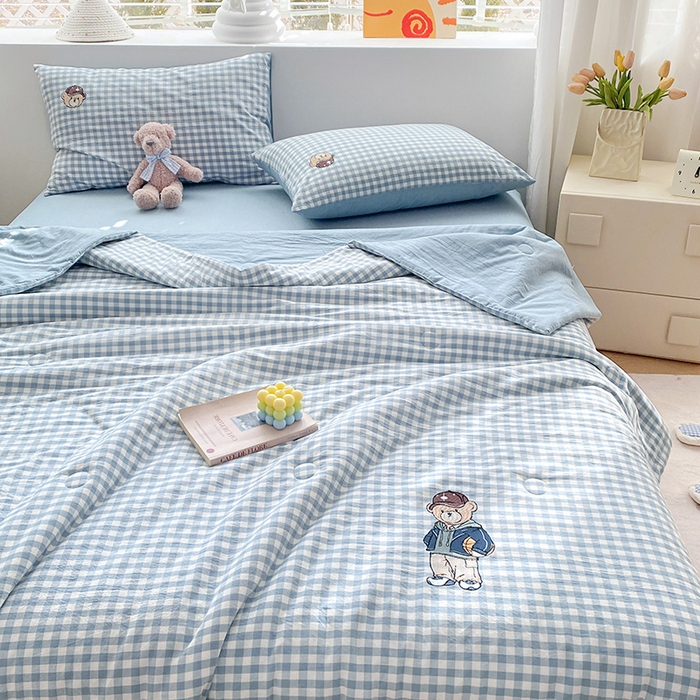 91家纺网 家纺一手货源 找家纺 大境 2025新款专版纯棉色织水洗棉刺绣全棉夏被四件套 篮球小熊-格子蓝