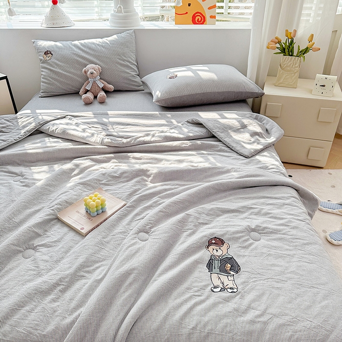 91家纺网 家纺一手货源 找家纺 大境 2025新款专版纯棉色织水洗棉刺绣全棉夏被四件套 篮球小熊-细条灰