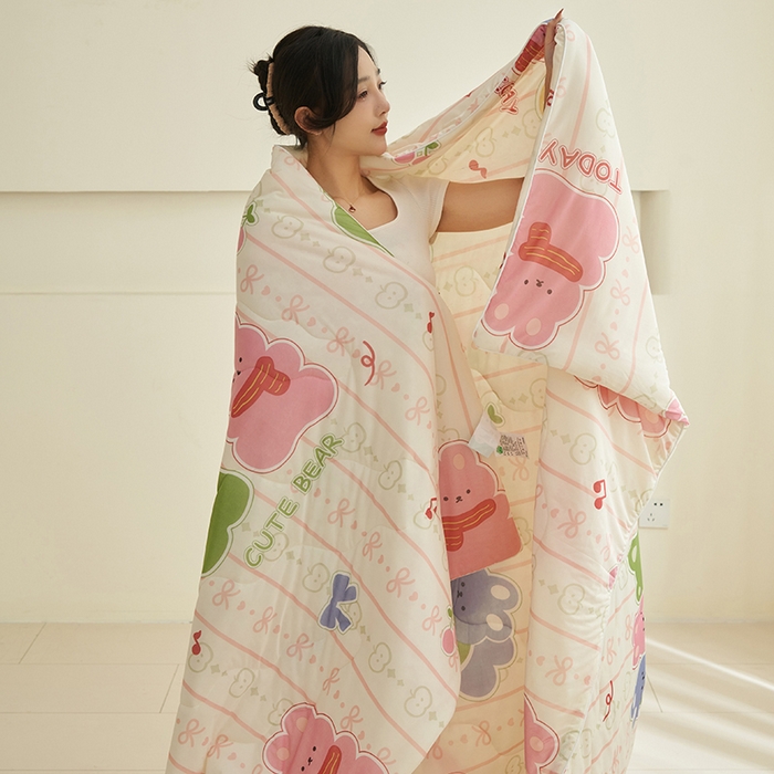 91家纺网 家纺一手货源 找家纺 畅销被业 2025新款凉感丝卡通系列印花夏被 果味熊