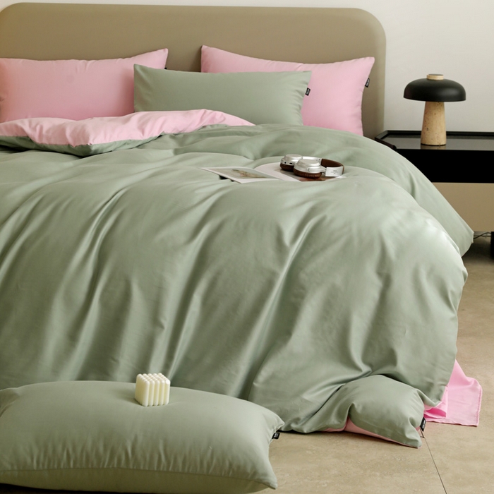 91家纺网 家纺一手货源 找家纺 2025年纯色双拼60支纯棉被套 抹茶绿+白桃粉