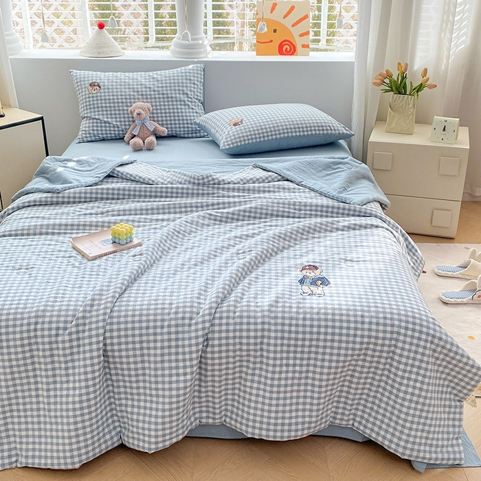 91家纺网 家纺一手货源 找家纺 大境2025新款专版纯棉色织水洗棉刺绣全棉夏被四件套夏凉被 篮球小熊-格子蓝