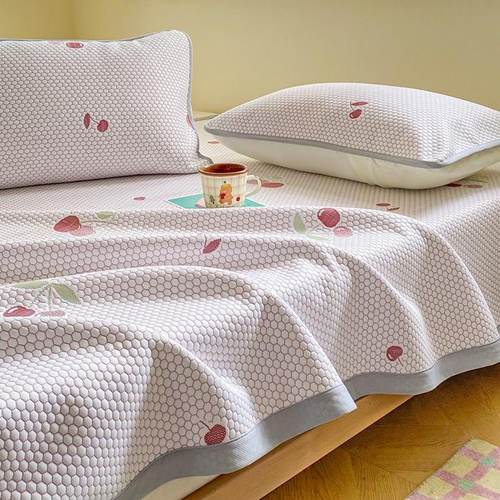 91家纺网 家纺一手货源 找家纺 缦卡琳家纺 2025新款按摩豆豆凉席三件套 樱桃