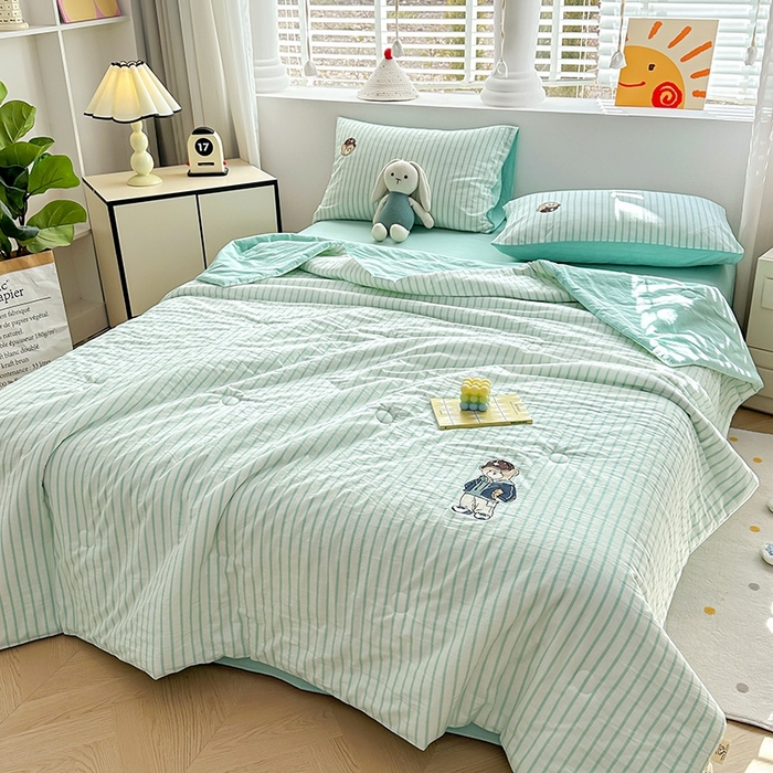 91家纺网 家纺一手货源 找家纺 大境2025新款专版纯棉色织水洗棉刺绣全棉夏被四件套夏凉被 篮球小熊-条纹绿