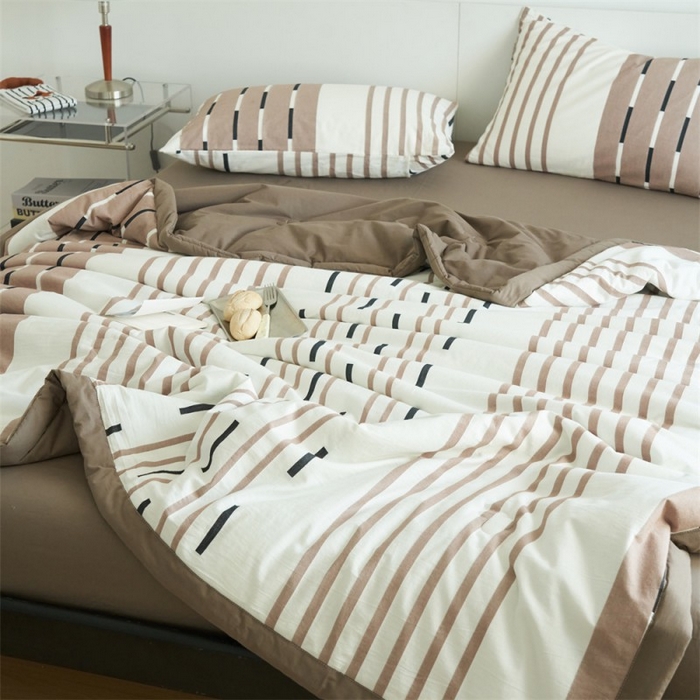 91家纺网 家纺一手货源 找家纺 金鹰 2025新款A类纯棉水洗棉三层条纹提花大豆夏被四件套 条纹-浅驼
