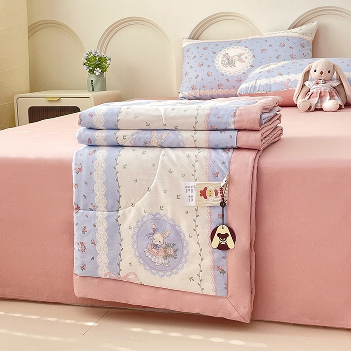 91家纺网 家纺一手货源 找家纺 宜家坊 2025新款全棉夏被碎花卡通小清新简约纯棉夏凉被夏被四件套三件套 爱丽丝梦游