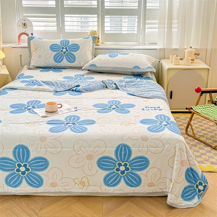 91家纺网 家纺一手货源 找家纺 雯豆2025夏季新品冰丝碳光凉席+凉感丝印花夏被四件套卡通小清新绑带席子四件套 冰丝夏被四件套-艾夏