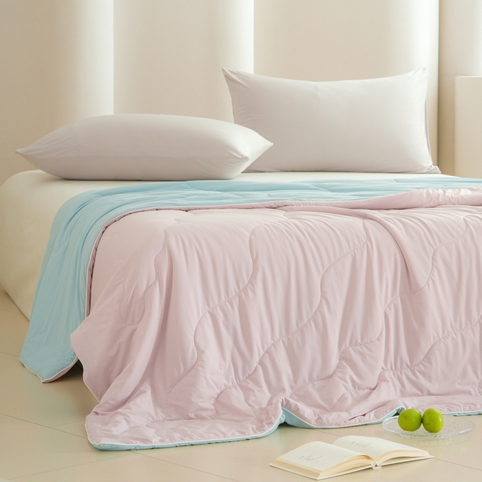 91家纺网 家纺一手货源 找家纺 丽卡家纺2025新款好爽鸭锦氨凉感夏被子被芯 浅粉+水蓝