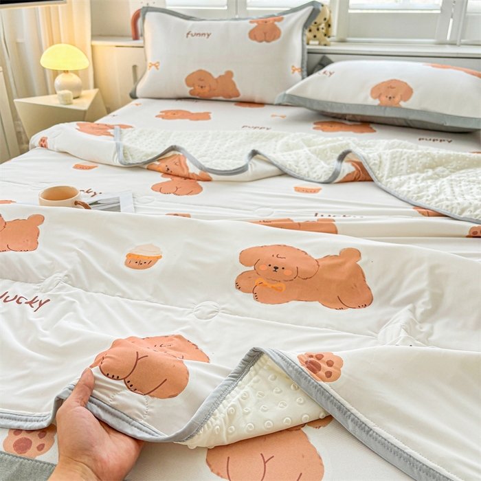 91家纺网 家纺一手货源 找家纺 雯豆2025夏季新品冰丝碳光凉席+凉感丝印花夏被四件套卡通小清新绑带席子四件套 冰丝夏被四件套-胖嘟嘟