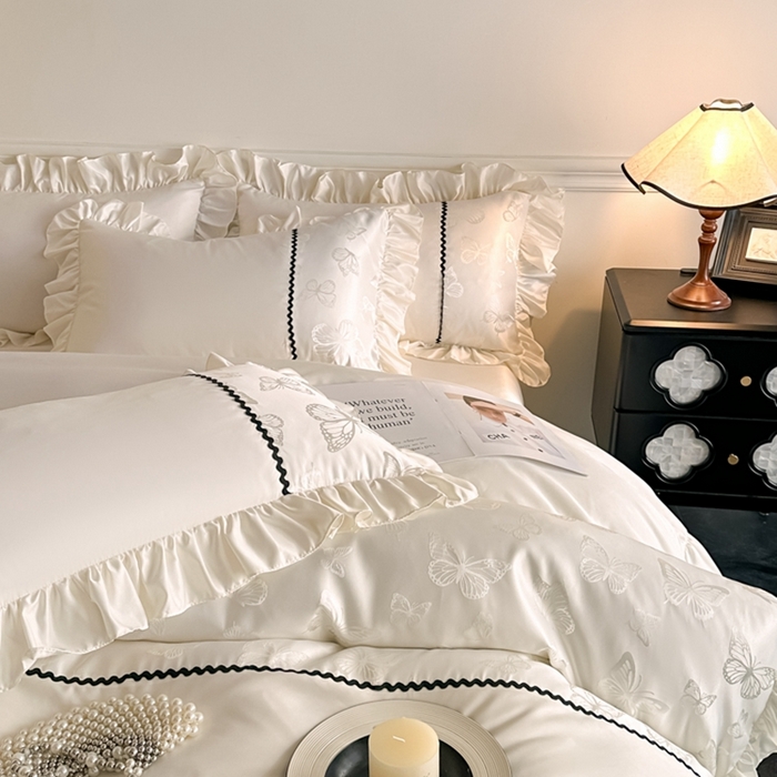 91家纺网 家纺一手货源 找家纺 米彩家纺 2025新款A类水洗真丝亮光浮雕花边四件套 奶昔白