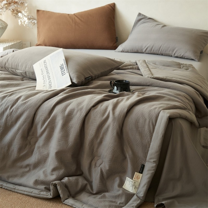 91家纺网 家纺一手货源 找家纺 金鹰 2025新款A类纯棉水洗棉三层流年提花大豆夏被四件套 流年-浅灰