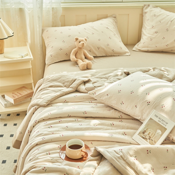 91家纺网 家纺一手货源 找家纺 金鹰 2025新款A类纯棉双层纱大豆夏被四件套全棉夏凉被空调被 清新樱桃