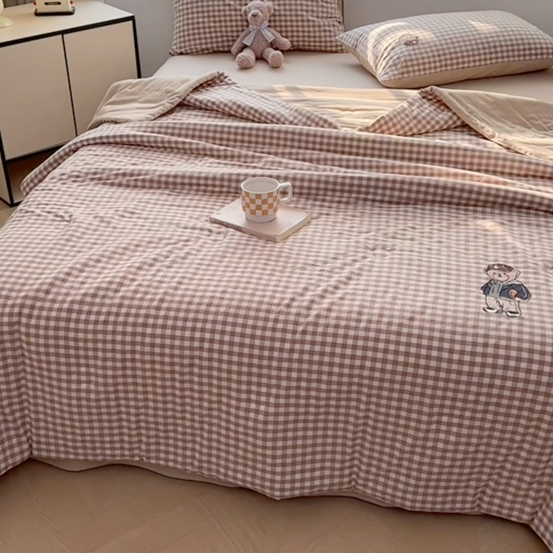 91家纺网 家纺一手货源 找家纺 大境2025新款专版纯棉色织水洗棉刺绣全棉夏被四件套夏凉被 篮球小熊-格子咖