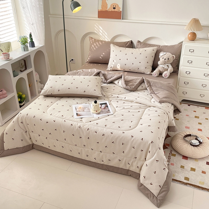 91家纺网 家纺一手货源 找家纺 宜家坊 2025新款全棉夏被碎花卡通小清新简约纯棉夏凉被夏被四件套三件套 樱桃格子红