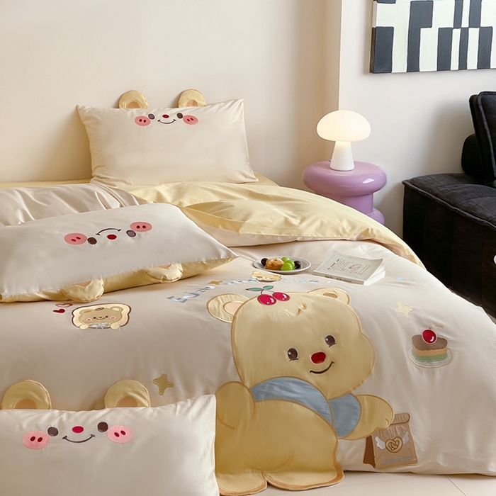 91家纺网 家纺一手货源 找家纺 紫桐2025新款长绒棉贴布绣四件套 黄油小熊 奶油黄