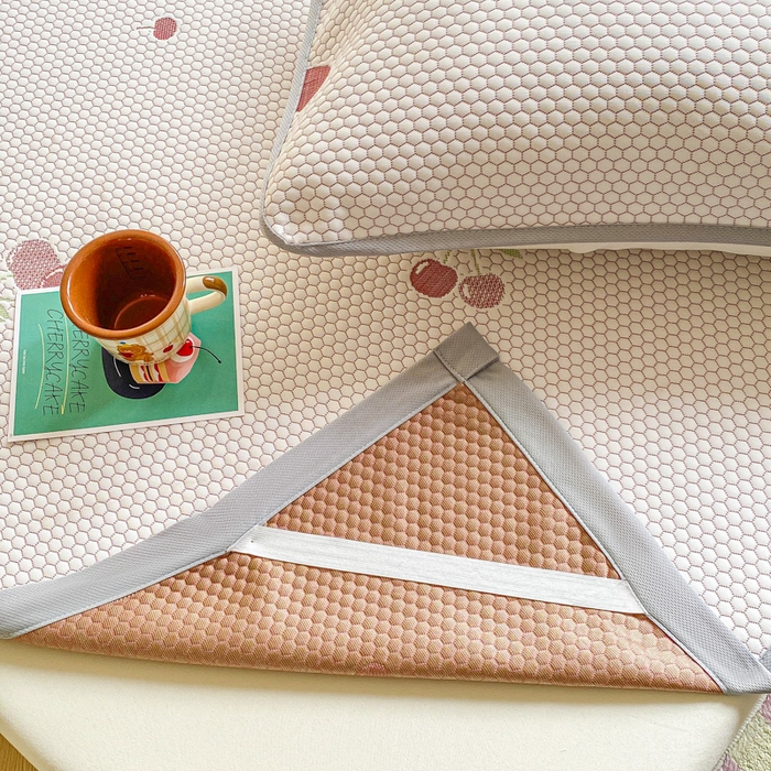 91家纺网 家纺一手货源 找家纺 缦卡琳家纺 2025新款按摩豆豆凉席三件套 樱桃