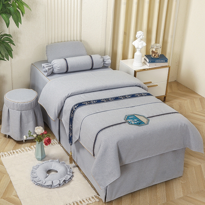 91家纺网 家纺一手货源 找家纺 芙怡 2025春夏新款8023款棉麻绒贴花美 容床罩-花漾系列 花漾-灰