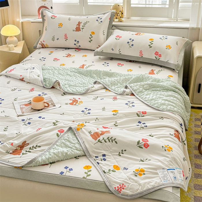 91家纺网 家纺一手货源 找家纺 雯豆2025夏季新品冰丝碳光凉席+凉感丝印花夏被四件套卡通小清新绑带席子四件套 冰丝夏被四件套-花丛小兔