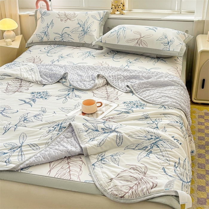91家纺网 家纺一手货源 找家纺 雯豆2025夏季新品冰丝碳光凉席+凉感丝印花夏被四件套卡通小清新绑带席子四件套 冰丝夏被四件套-迷失