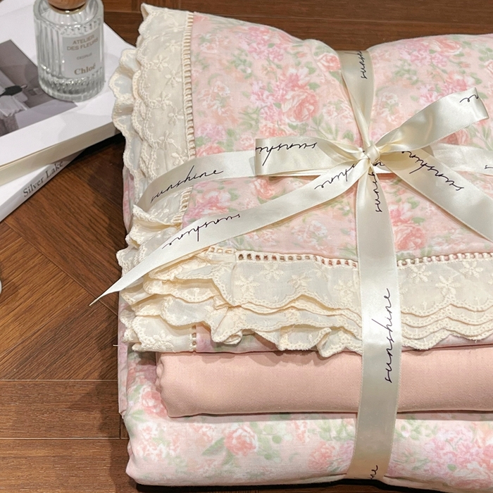 91家纺网 家纺一手货源 找家纺 荣轩家居 2025新款全棉双层纱镂空花边工艺款四件套南法假日