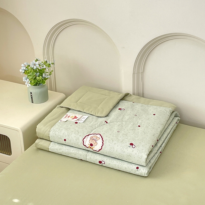 91家纺网 家纺一手货源 找家纺 宜家坊 2025新款全棉夏被碎花卡通小清新简约纯棉夏凉被夏被四件套三件套 小可爱樱桃