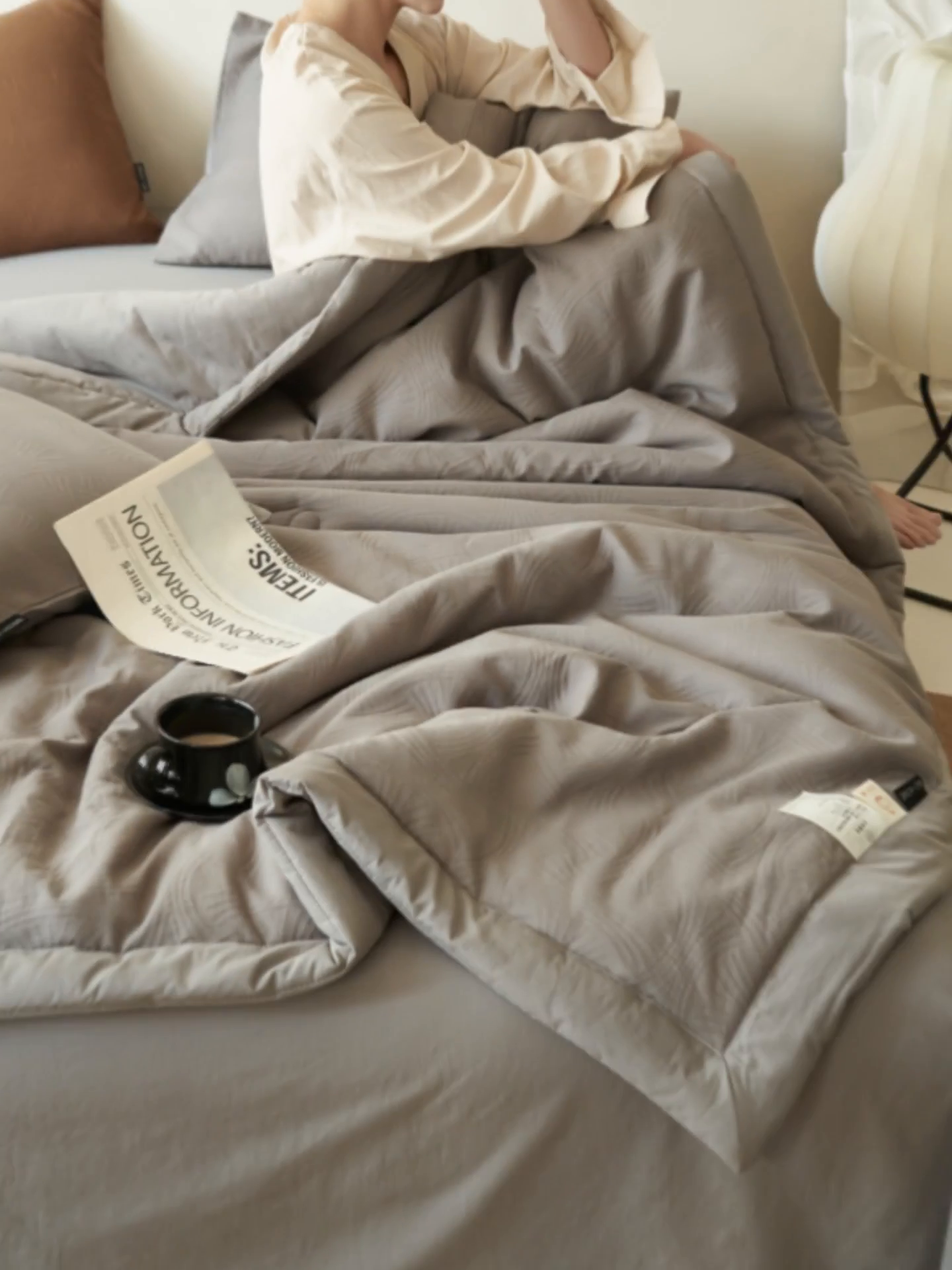 91家纺网 家纺一手货源 找家纺 金鹰 2025新款A类纯棉水洗棉三层流年提花大豆夏被四件套 流年-浅灰