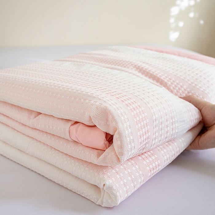 91家纺网 家纺一手货源 找家纺  吾诺 2025 棋盘格立体提花大豆夏被子被芯夏凉被空调被 长条格-粉