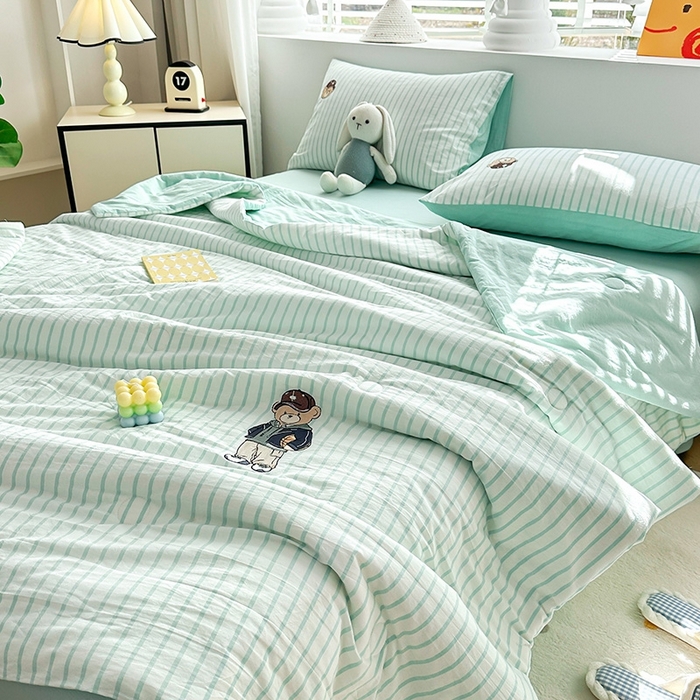 91家纺网 家纺一手货源 找家纺 大境2025新款专版纯棉色织水洗棉刺绣全棉夏被四件套夏凉被 篮球小熊-条纹绿