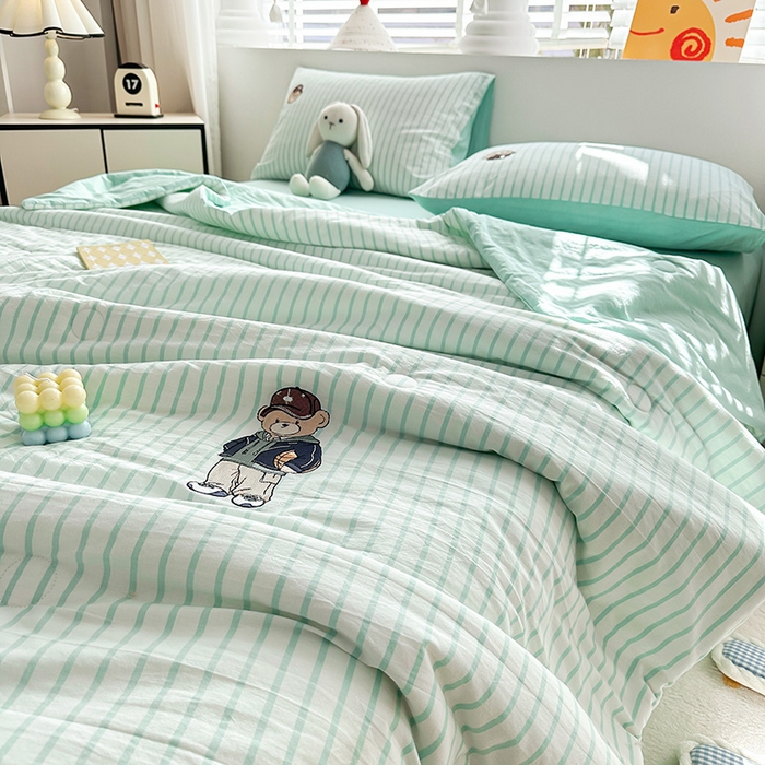 91家纺网 家纺一手货源 找家纺 大境 2025新款专版纯棉色织水洗棉刺绣全棉夏被四件套 篮球小熊-条纹绿