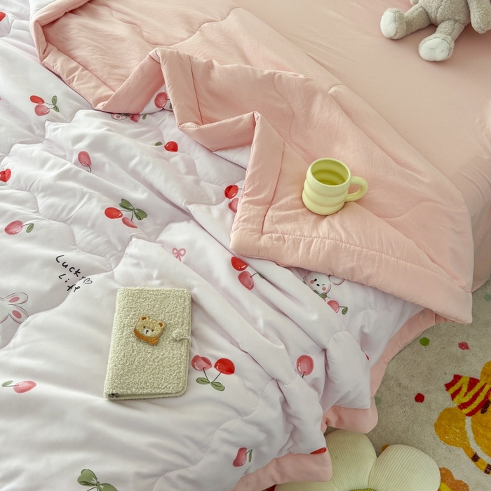 91家纺网 家纺一手货源 找家纺 梦舒羽2025新款小清新系列水洗棉夏被 缦粉樱桃