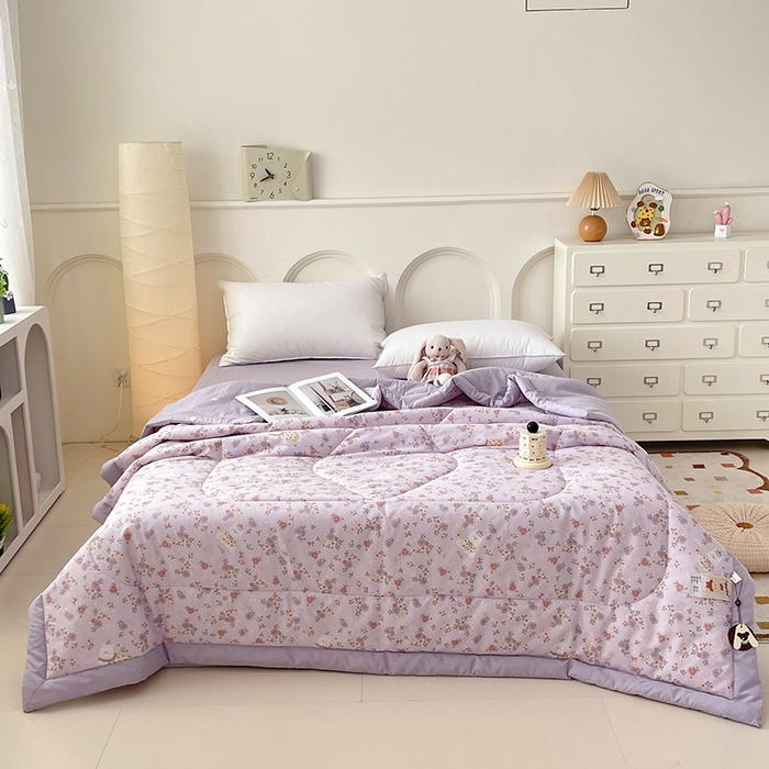 91家纺网 家纺一手货源 找家纺 宜家坊 2025新款全棉夏被碎花卡通小清新简约纯棉夏凉被夏被四件套三件套 紫荆花猫