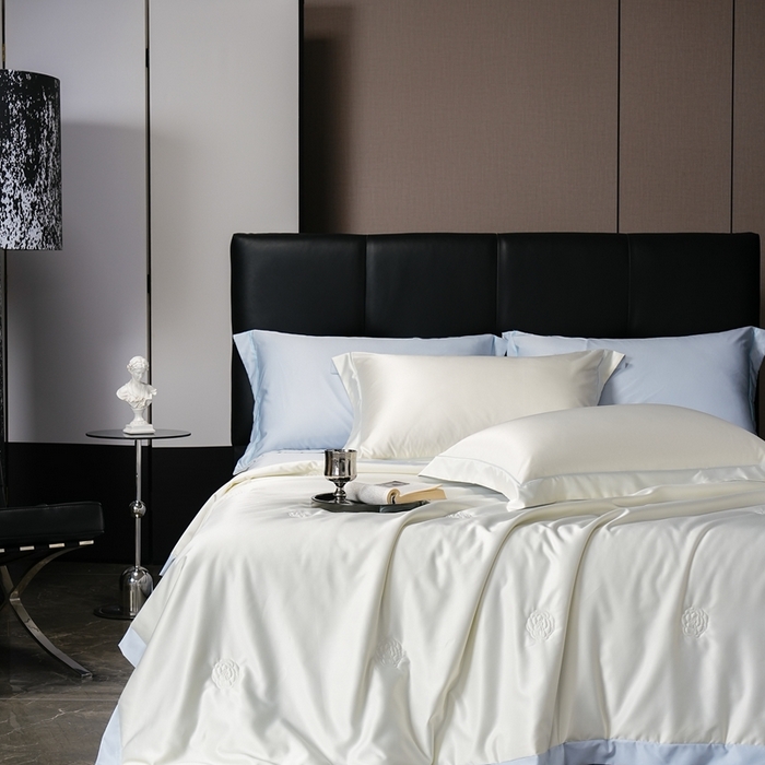 91家纺网 家纺一手货源 找家纺 丽卡家纺 2025新款凉爽鸭天丝夏被四件套 米白+水兰