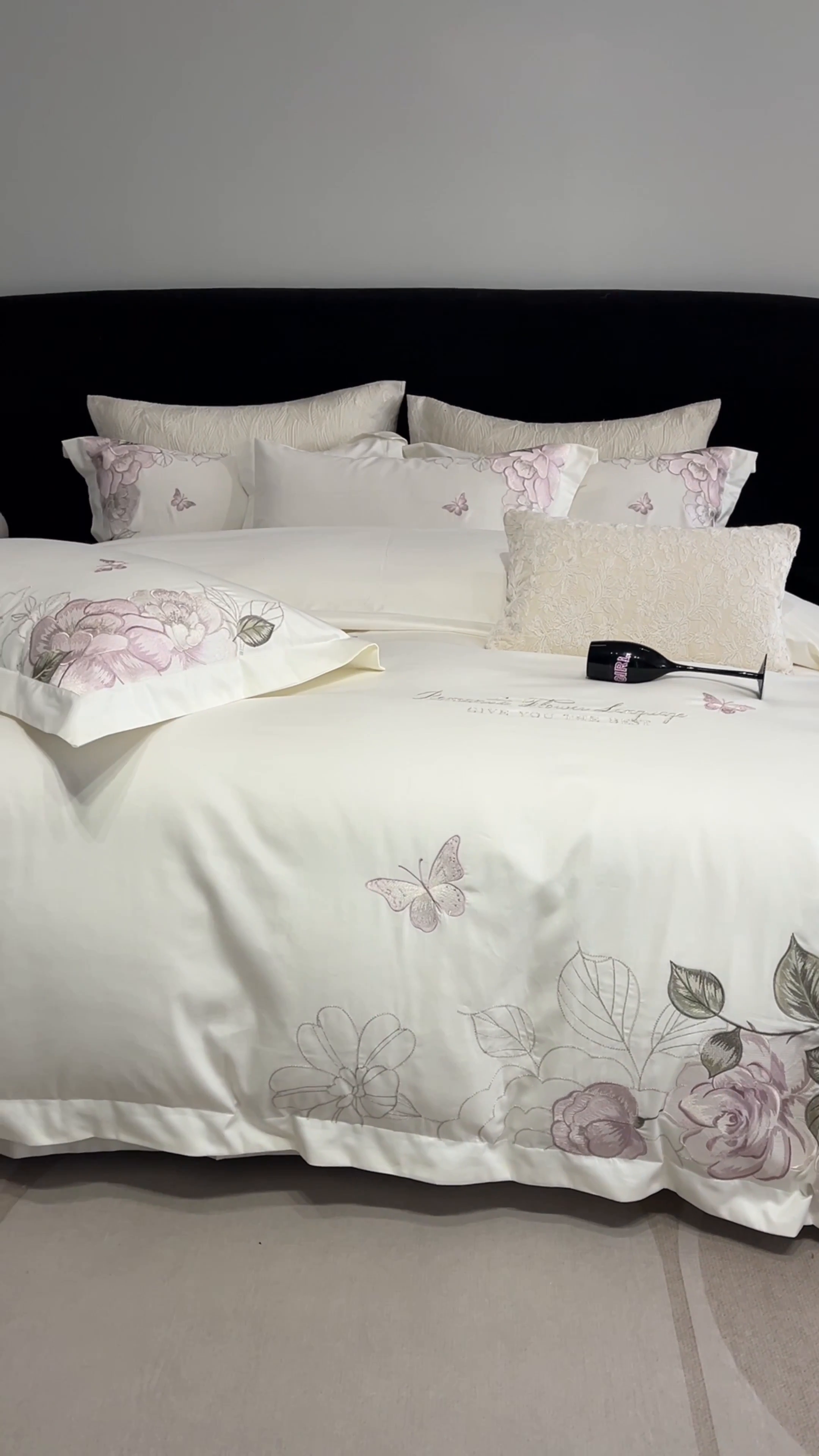 91家纺网 家纺一手货源 找家纺 2025新款全棉50s绣花刺绣款四件套 花拾-白