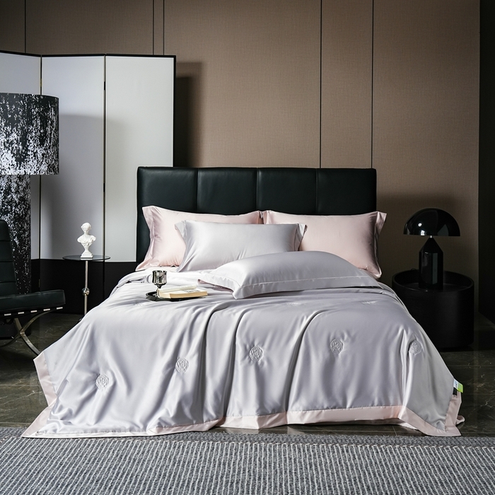 91家纺网 家纺一手货源 找家纺 丽卡家纺 2025新款凉爽鸭天丝夏被四件套 卡其+浅灰