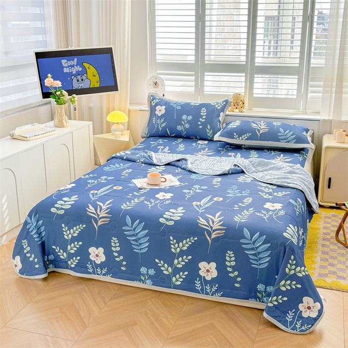 91家纺网 家纺一手货源 找家纺 雯豆2025夏季新品冰丝碳光凉席+凉感丝印花夏被四件套卡通小清新绑带席子四件套 冰丝夏被四件套-花影动